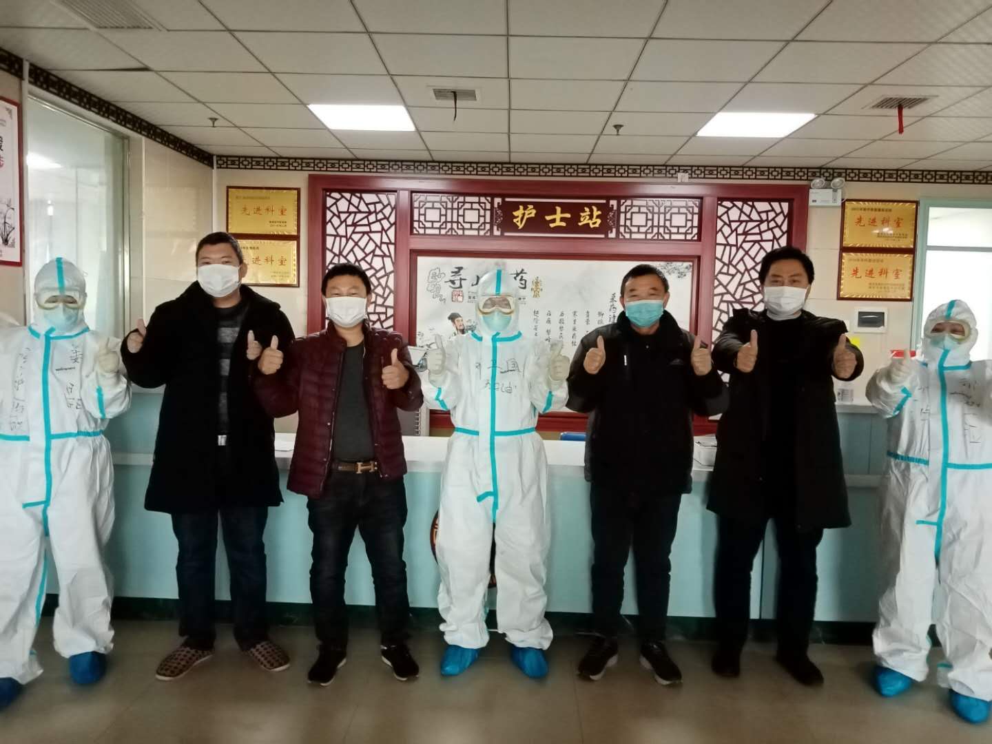 同病房四名新冠患者全部康复，集体出院合影留念